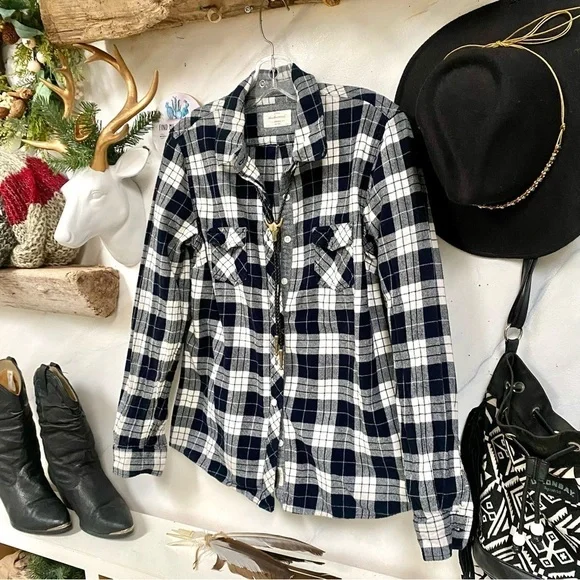 Trendy plaid flannel shirt w cabin cottage core resort country vibe - Picture 3 of 14